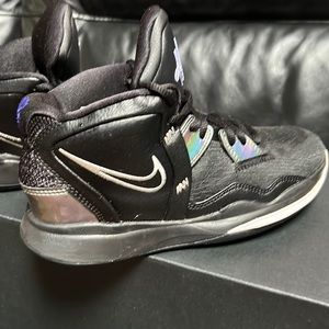 Kyrie’s black size 3.5 us